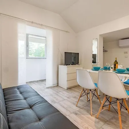1 Bedroom Beautiful In Апартаменты Вир