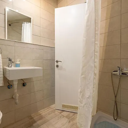 1 Bedroom Beautiful In Апартаменты Вир