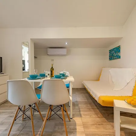 Апартаменты 1 Bedroom Beautiful In Вир