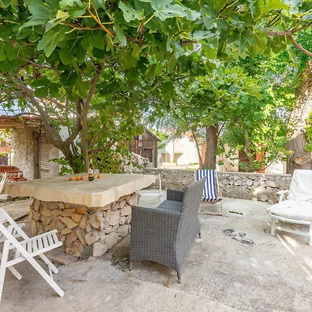 1 Bedroom Beautiful In *